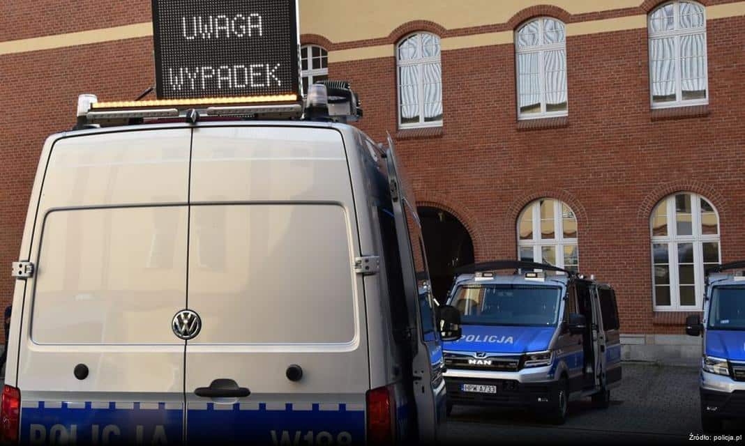 Prelekcje policjantów na temat cyberprzemocy w szkołach Limanowy